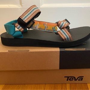 Teva women sandals, size 8 - cactus